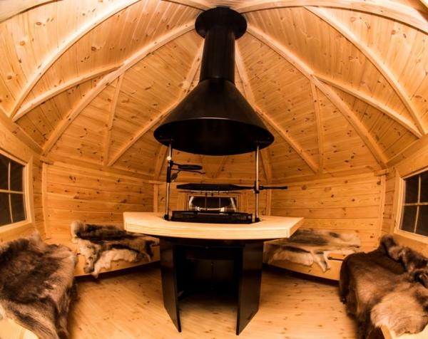 Grill mit umlaufendem Tisch Grillkota Zuberhör Schornstein 2 Roste Gartengrill